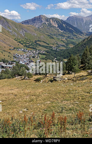 Le village de Saint Sorlin d'Arves, vu de la route au Col de la Croix de Fer Banque D'Images