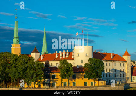 Château de Riga et Skyline at Dusk, Vieille Ville, Riga, Lettonie, en Europe du Nord, Banque D'Images