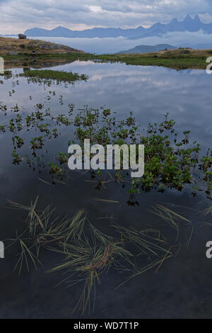 L'aube sur le circuit d'Essay sommets de plus le lac Guichard Banque D'Images