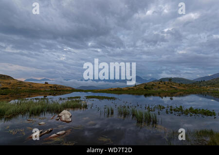 L'aube sur le circuit d'Essay sommets de plus le lac Guichard Banque D'Images