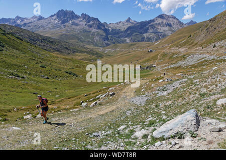 SAINT-Sorlin, FRANCE, le 9 août 2019 : Randonneur sur le chemin vers le fameux col appelé col de la Croix de fer dans les Alpes françaises. Banque D'Images