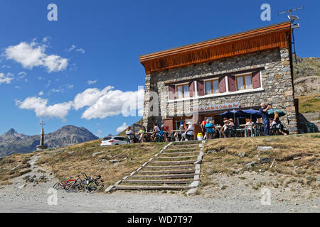 SAINT-Sorlin, FRANCE, le 9 août 2019 : Le Chalet de la Croix de Fer, dans le célèbre col de montagne des Alpes françaises. Banque D'Images