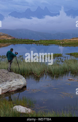 SAINT-Sorlin, FRANCE, Août 10, 2019 Photographe : tire un paysage d'un lac de montagne dans la première lumière de l'aube. Banque D'Images