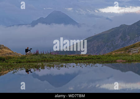 SAINT-Sorlin, FRANCE, Août 10, 2019 Photographe : tire un paysage d'un lac de montagne dans la première lumière de l'aube. Banque D'Images