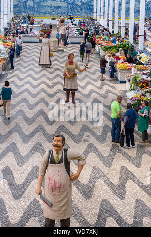 Statue de boucher et une statue de marchande de fleurs à l'intérieur du Mercado do Livramento marchés alimentaires de la ville de Setubal, Portugal Banque D'Images