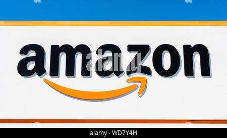 23 août, 2019 Sacramento / CA / USA - Close up of Amazon logo chez l'un de leurs centres de réalisation Banque D'Images