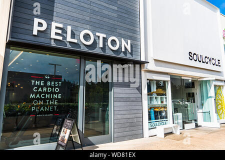 28 août 2019, Palo Alto / CA / USA - Peloton et Soulcycle stocke à côté sur un autre dans le centre commercial de Stanford ; Peloton est un exercice américain eq Banque D'Images