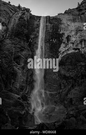 Voir si les Bridalveil Fall en noir et blanc Banque D'Images