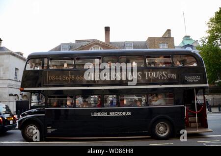 Un bus routemaster peints en noir plein de touristes sur le ghost bus tours london tour uk Banque D'Images
