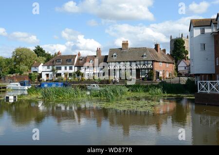 Période historique maisons et bateaux sur le canal de la banque sur la rivière Avon Tewkesbury Cotswolds ville Gloucestershire England UK Banque D'Images