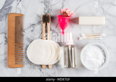 Zéro déchets de soins de beauté sur accessoires en arrière-plan du tableau. Peigne en bois, bambou, coton, réutilisable, brosses à dents, coupe menstruelle, bourgeons de bambou, SOA Banque D'Images