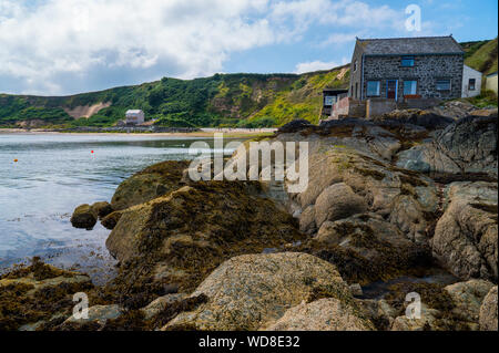 Maison sur la plage, près de Sada, au nord du Pays de Galles coat Banque D'Images