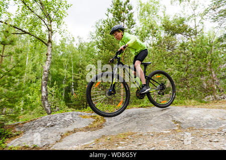 Boy Riding Mountain Bike en Norvège Banque D'Images