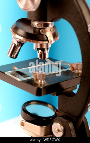 Avec du sang sur la lame de microscope Banque D'Images