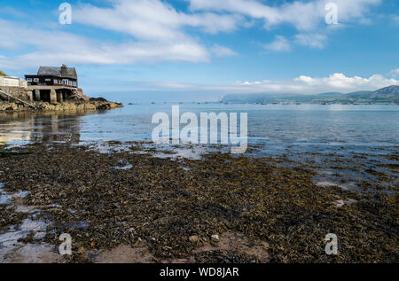 Plage de galets près de Sada, côte Nord du Pays de Galles. Banque D'Images