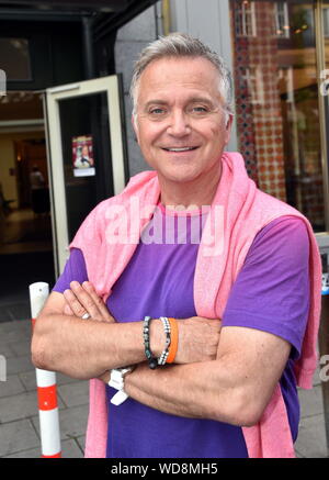 Cologne, Allemagne. Août 28, 2019. L'artiste Jörg Knör pose à la performance du programme 2019/2020 de la Kölner Volksbühne à la Rudolfplatz. Credit : Horst Galuschka/dpa/Alamy Live News Banque D'Images