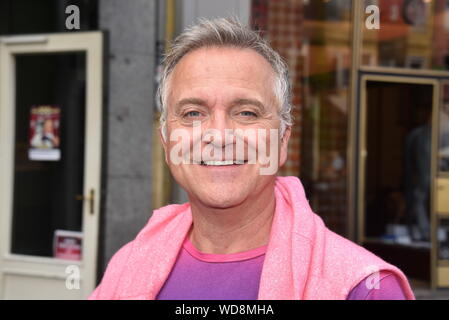 Cologne, Allemagne. Août 28, 2019. L'artiste Jörg Knör pose à la performance du programme 2019/2020 de la Kölner Volksbühne à la Rudolfplatz. Credit : Horst Galuschka/dpa/Alamy Live News Banque D'Images