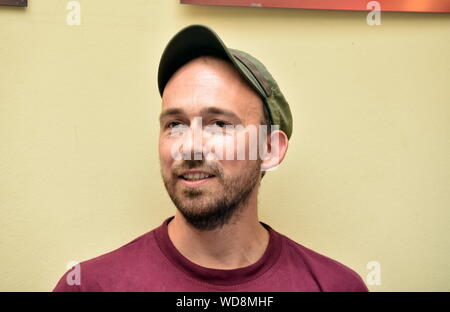 Cologne, Allemagne. Août 28, 2019. Le musicien Ögünc Kardelen pose à la performance du programme 2019/2020 de la Kölner Volksbühne à la Rudolfplatz. Credit : Horst Galuschka/dpa/Alamy Live News Banque D'Images