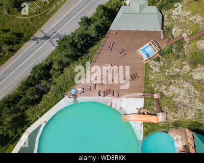 Vue aérienne d'un centre de loisirs touristiques dans avec deux piscines et transats en bois sur la nature dans les montagnes de l'Altaï sur une chaude journée ensoleillée. Re Banque D'Images