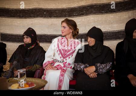 Amman, Jordanie. Août 28, 2019. La Reine Rania, lors d'une visite à Umm Ar-Rasas et rencontre avec des membres de l'Umm Ar-Rasas SocietyAmman coopérative des femmes, le 28 août 2019 : Crédit Cour Royale Royaume Hachémite /Albert Nieboer/ Pays-Bas OUT/Point de vue OUT |/dpa/Alamy Live News Banque D'Images