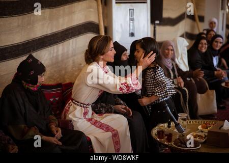 Amman, Jordanie. Août 28, 2019. La Reine Rania, lors d'une visite à Umm Ar-Rasas et rencontre avec des membres de l'Umm Ar-Rasas SocietyAmman coopérative des femmes, le 28 août 2019 : Crédit Cour Royale Royaume Hachémite /Albert Nieboer/ Pays-Bas OUT/Point de vue OUT |/dpa/Alamy Live News Banque D'Images