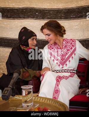 Amman, Jordanie. Août 28, 2019. La Reine Rania, lors d'une visite à Umm Ar-Rasas et rencontre avec des membres de l'Umm Ar-Rasas SocietyAmman coopérative des femmes, le 28 août 2019 : Crédit Cour Royale Royaume Hachémite /Albert Nieboer/ Pays-Bas OUT/Point de vue OUT |/dpa/Alamy Live News Banque D'Images