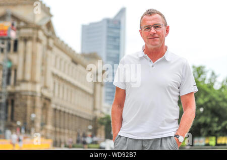 Leipzig, Allemagne. Août 28, 2019. L'ancien entraîneur de football de Ralf Rangnick est sur le point de rendez-vous avec sa fondation à Martin-Luther-anneau (en arrière-plan la Tour de la ville). L'entraîneur Ralf Rangnick a été directeur des sports et de Leipzig et est maintenant responsable du Sport et développement au soccer à Red Bull. Crédit : Jan Woitas/dpa-Zentralbild/dpa/Alamy Live News Banque D'Images