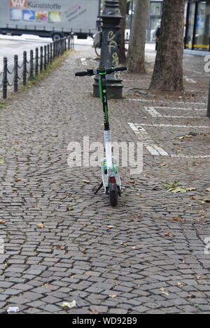 Cologne, Allemagne. Août 28, 2019. E-scooters se tenir sur le trottoir à côté d'un feu de circulation, au niveau du bord Starssen : Horst Galuschka de crédit/dpa/Alamy Live News Banque D'Images