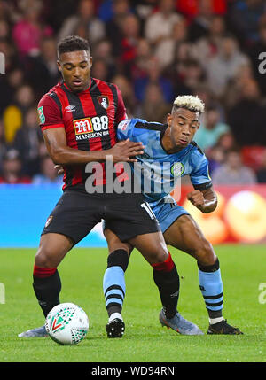 Jordon Bie d'AFC Bournemouth et Junior Mondal de Forest Green Rovers bataille pour la balle - AFC Bournemouth v Forest Green Rovers, Carabao Cup deuxième tour, Vitalité Stadium, Bournemouth, Royaume-Uni - 28 août 2019 Editorial N'utilisez que des restrictions s'appliquent - DataCo Banque D'Images