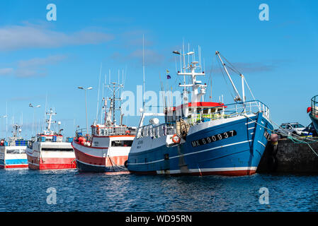 Roscoff, France - 31 juillet 2018 : les bateaux de pêche amarrés dans le port de Roscoff. Journée ensoleillée de l'été avec ciel bleu Banque D'Images