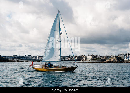 Roscoff, France - 31 juillet 2018 : Bateau à voile dans la baie de Roscoff contre le front de la ville Banque D'Images