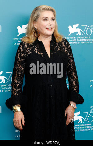 Venise, Italie. Août 28, 2019. Catherine Deneuve au Photocall à 'La vérité/la vérité" à la Biennale de Venise 2019/76ème Festival International du Film de Venise au Palazzo del Casino. Venise, 28.08.2019 | Conditions de crédit dans le monde entier : dpa/Alamy Live News Banque D'Images