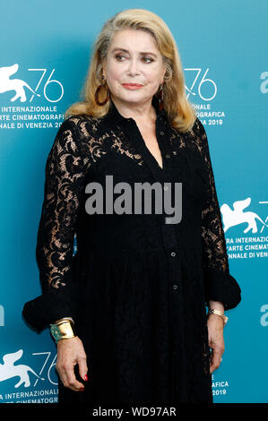 Venise, Italie. Août 28, 2019. Catherine Deneuve au Photocall à 'La vérité/la vérité" à la Biennale de Venise 2019/76ème Festival International du Film de Venise au Palazzo del Casino. Venise, 28.08.2019 | Conditions de crédit dans le monde entier : dpa/Alamy Live News Banque D'Images