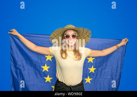 Jeune femme avec un drapeau européen symbolisé ensemble Banque D'Images