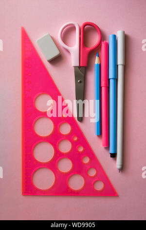 Papeterie divers sur un fond rose. Concept Retour à l'école. Mise à plat. Banque D'Images