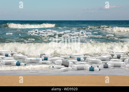 Les bouteilles en plastique sur la plage. La pollution de l'océan mondial par les déchets en plastique Banque D'Images