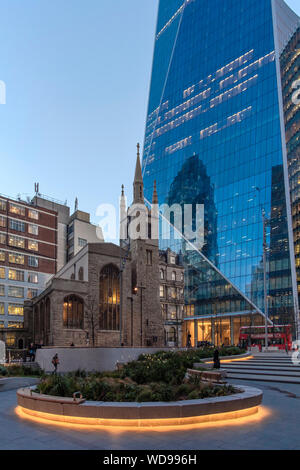 L'Angleterre, ville de Londres, l'église St Andrew Undershaft- Église historique au milieu des bureaux modernes.15e siècle que l'église a survécu à 1666's Incendie de Londres et Banque D'Images