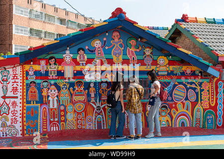 Village Arc-en-ciel. Une destination touristique populaire où les gens peuvent voir des peintures colorées et des illustrations sur les murs. Taichung, Taiwan Banque D'Images