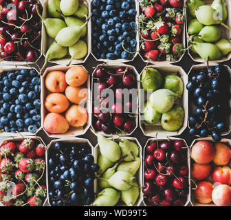 Fruits et baies d'été frais dans l'éco-friendly, de caisses en bois , close-up Banque D'Images