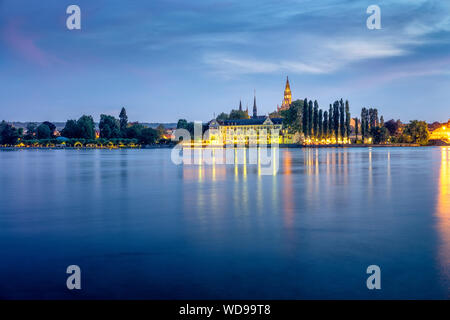 Konstanz, Allemagne- Lac de Constance Bodensee, la nuit. Vue vers la vieille ville de Niederburg Steigenberger Inselhotel et la tour gothique sur Constanc Banque D'Images