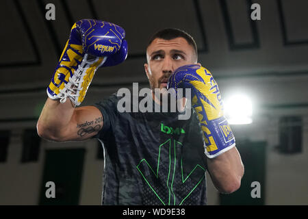 Vassili Lomachenko lors de l'entraînement public à la York Hall, Londres Banque D'Images