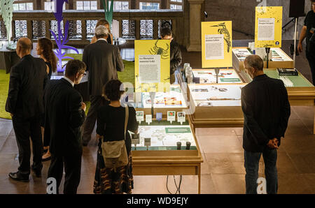 Hambourg, Allemagne. Août 29, 2019. Regardez les visiteurs des expositions de Loki Schmidt's estate dans l'exposition 'avec Loki dans le monde" au Musée de l'histoire de Hambourg. L'épouse de l'ancien chancelier H. Schmidt, décédé en 2010, était un écologiste et citoyen honoraire de la ville hanséatique. L'exposition sera ouverte du 30 août au 21 octobre à l'occasion du 100e anniversaire de la fondation de la ville. Loki Schmidt's birthday. Photo : Markus Scholz/dpa/Alamy Live News Banque D'Images