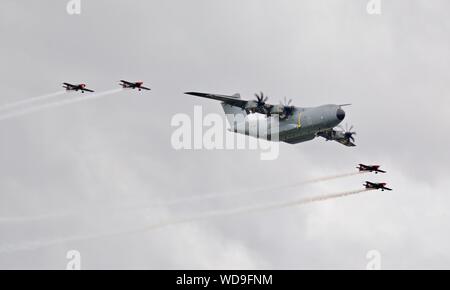 Airbus A400M Atlas vol en formation avec 4 Extra EA300/330s de l'équipe de voltige des lames au Royal International Air Tattoo 2019 Banque D'Images