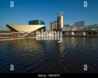 Media City, Salford, Manchester, crépuscule les images sur Manchester Ship Canal Banque D'Images