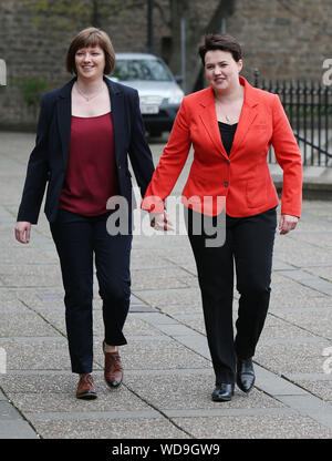 Photo de fichier en date du 05/05/16 du leader conservateur écossais Ruth Davidson (à droite) avec l'arrivée de Jen partenaire Wilson son vote au Café Camino, St Mary's Parish Center à Édimbourg pour les élections du parlement écossais le jour du scrutin. Mme Davidson a confirmé qu'elle démissionne comme chef du parti conservateur écossais. Banque D'Images