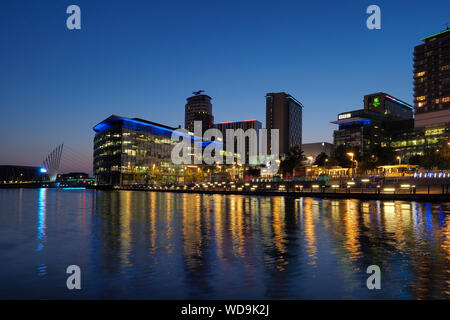 Media City, Salford, Manchester, crépuscule les images sur Manchester Ship Canal Banque D'Images