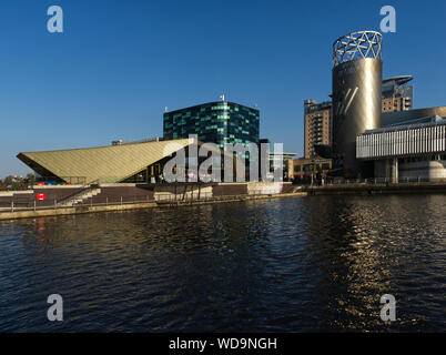 Media City, Salford, Manchester, crépuscule les images sur Manchester Ship Canal Banque D'Images