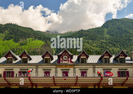 Haut de la façade de la gare de Chamonix-Mont-Blanc, dans les Alpes françaises avec le massif du Mont Blanc en été, Haute Savoie, France Banque D'Images