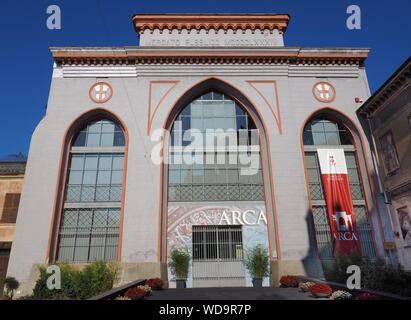 Vercelli, Italie, 15 août 2019 : marché municipal façade au milieu de la ville de Vercelli, au Piémont, en Italie. Banque D'Images