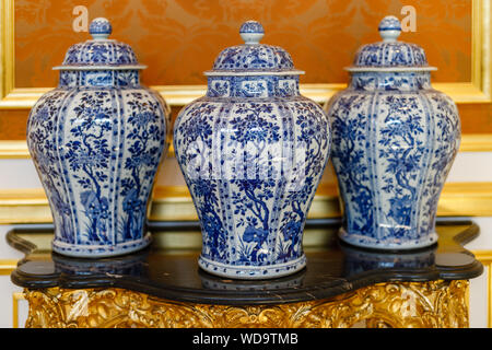 Trois vases en porcelaine chinoise sur shel Banque D'Images